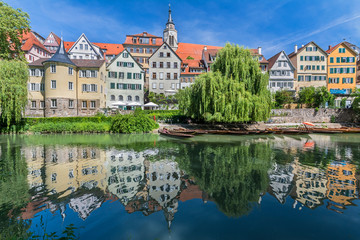 Blick auf die historische Altstadt von Tübingen mit Reflektion der Häuser im Wasser - obrazy, fototapety, plakaty
