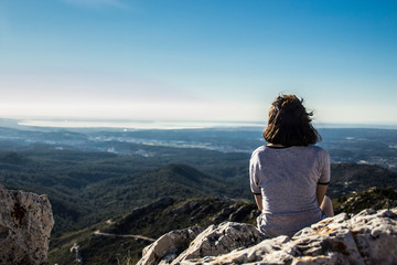 Naklejka premium woman on top of mountain