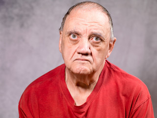 portrait vieil homme expression de dégoût