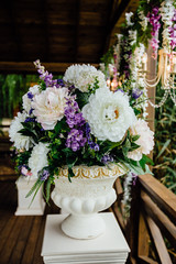 Fototapeta na wymiar bouquet of flowers in a vase on wooden table