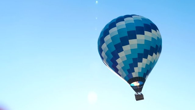 montgolfi&egrave;re et ciel bleu, activit&eacute; touristique