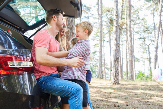 Vater und Sohn im Auto auf einem Rastplatz