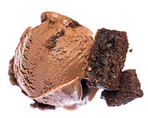 Eine Kugel Schokoladen - Brownie Eis mit Brownies von oben isoliert auf weißem Hintergrund