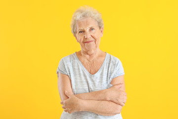 Portrait of senior woman on color background - obrazy, fototapety, plakaty