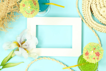Summer mockup frame with straw bag, flowers and cocktails