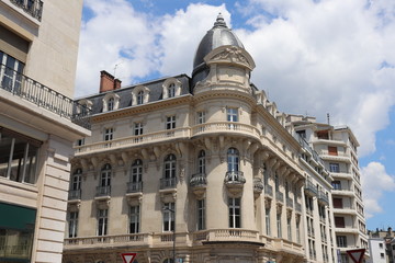 Obraz premium Façade d'immeuble typique d'habitation de la ville de Grenoble, Département de l'Isère, France, Mai 2019