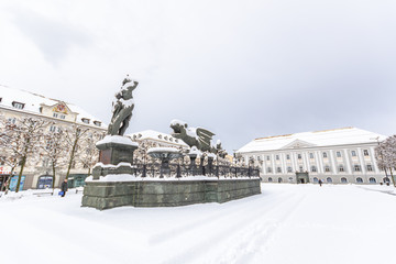 Neuer Platz mit Lindwurm in Klagenfurt bei Schnee