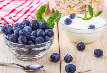  Jogurt z jagodami. Czarne jagody w misce podane na sniadanie. Musli z owocami, swieze owoce.  Zdrowe i pozywne sniadanie. © ff25