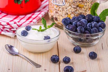  Jogurt z jagodami. Czarne jagody w misce podane na sniadanie. Musli z owocami, swieze owoce.  Zdrowe i pozywne sniadanie. © ff25