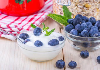  Jogurt z jagodami. Czarne jagody w misce podane na sniadanie. Musli z owocami, swieze owoce.  Zdrowe i pozywne sniadanie. © ff25