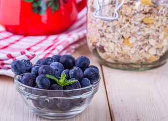 Czarne jagody w misce podane na sniadanie. Musli z owocami, swieze owoce.  Zdrowe i pozywne sniadanie. © ff25