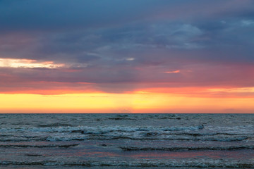 Obraz premium sunset over the baltic sea with cloudscape
