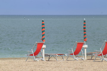 VERANO SE APROXIMA, ESPERANDO LOS VISITANTES EN CIVITANOVA MARCHE, ITALY.