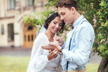 Obraz premium newlyweds feed each other with cake