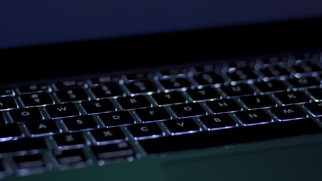 バックライトが点灯するノートPCのキーボード 低速パーン