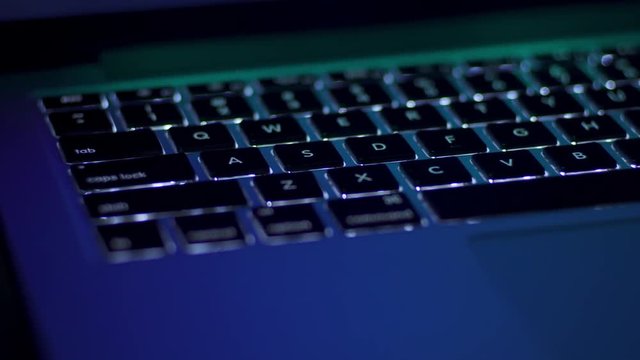 バックライトが点灯するノートPCのキーボード 低速パーン