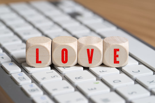Würfel auf Tastatur mit Aufschrift "LOVE"