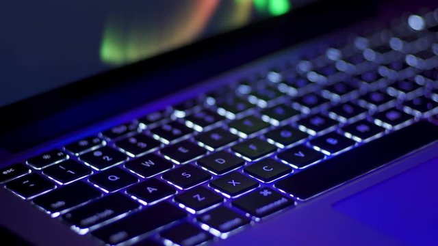 バックライトが点灯するノートPCのキーボード ティルトダウン