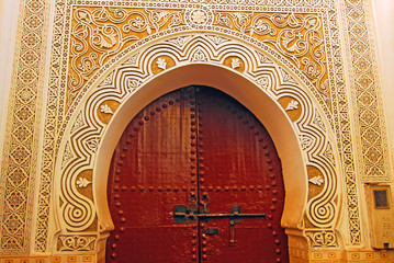 Tipico portale in stile arabo,  vecchia città di Marrakech, Marocco.. Dettaglio architettonico.