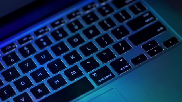 バックライトが点灯するノートPCのキーボード 低速パーン