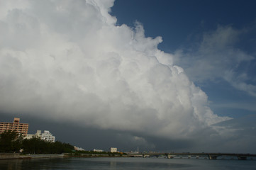 沖縄の都市に発生した積乱雲