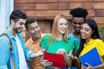 Internationale Studenten vergleichen Hausaufgaben