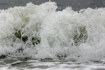 高速シャッターで撮った海の波の形