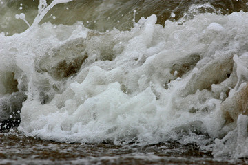 高速シャッターで撮った海の波の形