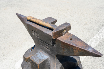 Ambos mit Hammer, Schweiz