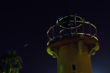 夜の海岸の灯台