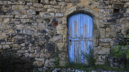 Fototapeta na wymiar village semi troglodytique d'Eglazines, Gorges du Tarn
