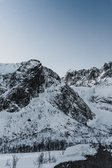 Fototapeta na wymiar schneebedeckte Berge Norwegen