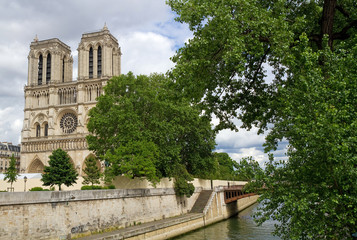 Fototapeta na wymiar Kathedrale Notre-Dame de Paris nach dem Brand