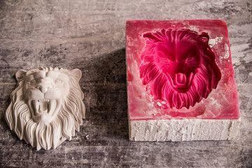 Plaster workshop. Separates the silicone mold from the plaster sculpture of the lion's head.