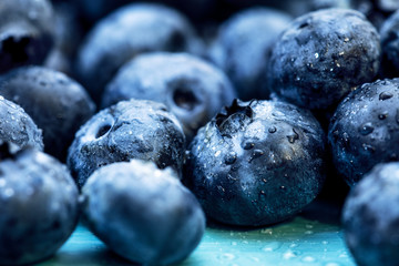 Nahaufnahme von frischen Blaubeeren oder Kulturheidelbeeren