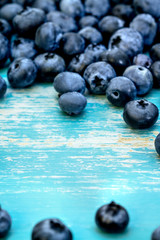Kultur-Heidelbeeren auf blauem Holz mit Textfreiraum