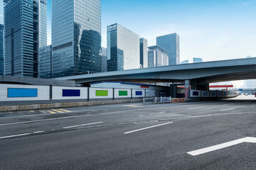 Obraz premium empty highway with cityscape and skyline of shenzhen,China.