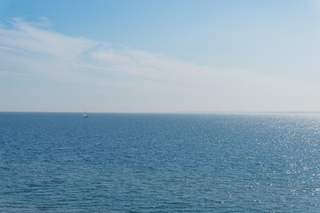 einsames Segelboot auf der Ostsee
