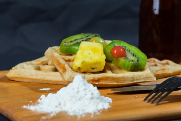 Hotcake, kiwi, naranjas, mermelada y cerezas
