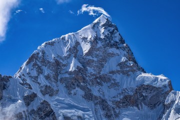 Lhotse Himalaya bergtop met wolkensneeuw waait
