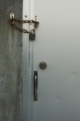 チェーンと錠前でロックされた扉