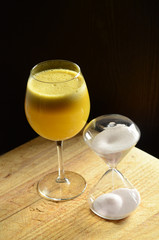 HONEYDEW MELON  CARROTS  ORANGE  GINGER JUICE/HOURGLASS 