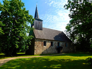Fototapeta na wymiar Evangelische Dorfkirche in der Uckermark