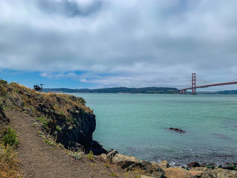 Photographing the Golden Gate Bridge from the rocks at Fort Baker on a cloudy day