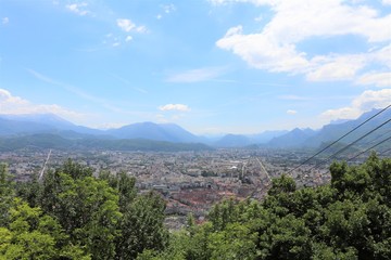 Fototapeta premium La ville de Grenoble, vue de haut depuis le fort de la Bastille, vue des toîts, Département de l'Isère, France