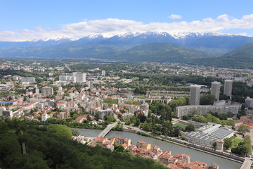 La ville de Grenoble, vue de haut depuis le fort de la Bastille, vue des toîts, Département de l'Isère, France