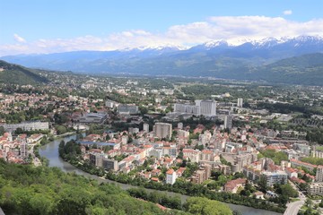 Naklejka na ściany i meble La ville de Grenoble, vue de haut depuis le fort de la Bastille, vue des toîts, Département de l'Isère, France