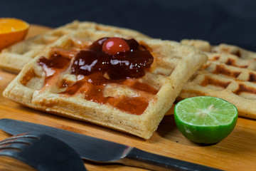 Hot cakes cubiertos de mermelada y kiwis