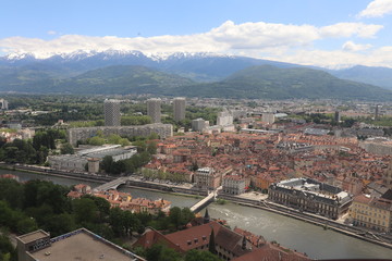 Fototapeta na wymiar La ville de Grenoble, vue de haut depuis le fort de la Bastille, vue des toîts, Département de l'Isère, France