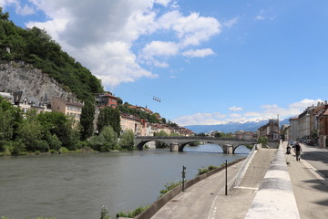 Fototapeta na wymiar Les quais de la rivière Isère dans la ville de Grenoble, Département de l'Isère, France